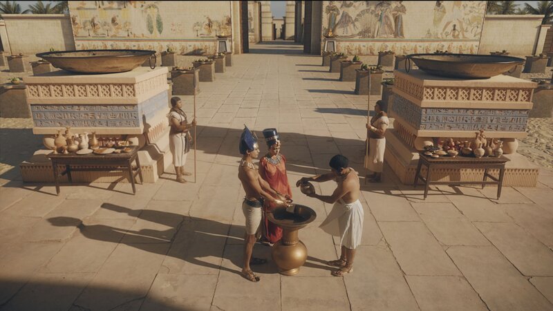 Das Bild zeigt eine altägyptische Zeremonie in einem weitläufigen Hof mit farbenfrohen Wandmalereien und monumentaler Architektur. Im Vordergrund führen mehrere Personen ein Ritual an einem großen goldenen Gefäß durch, Keramik und Opfergaben sind arrangiert. – Bild: zdf /​ THE HISTORY CHANNEL