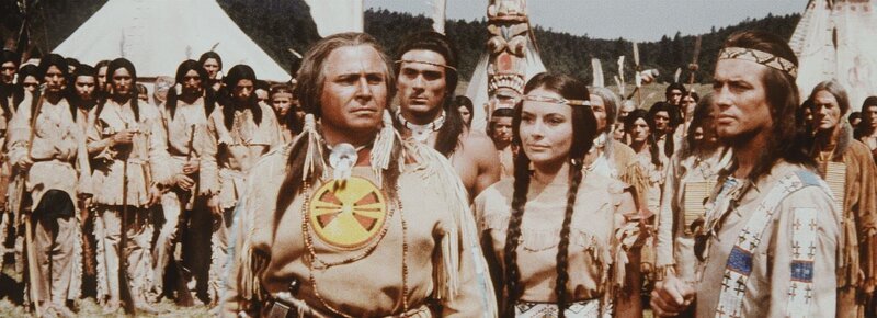Erste Friedensverhandlungen drohen, zu scheitern. Da kommt auf Winnetou (Pierre Brice, r.) und Ribanna (Karin Dor, M.) eine schwere Entscheidung zu&nbsp;… – Bild: ProSieben Media AG