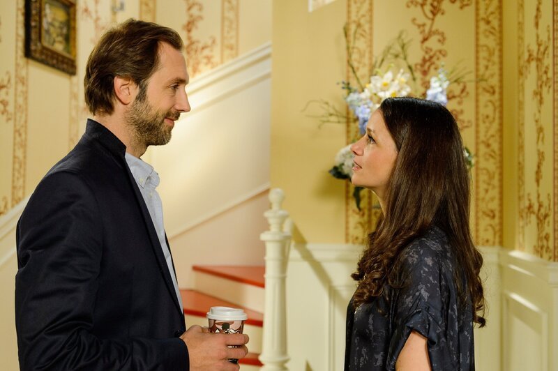 Jenny (Kaja Schmidt-Tychsen) ist überrascht, als Erik (Alexander Wüst) trotz ihrer Zurückweisung bei ihr auftaucht und eine Überraschung für sie hat. – Bild: Willi Weber Fotografie