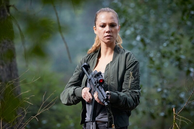 Rika Zeller (Birte Glang) verfolgt Kim Krüger durch den Wald … – Bild: MG RTL D /​ Guido Engels