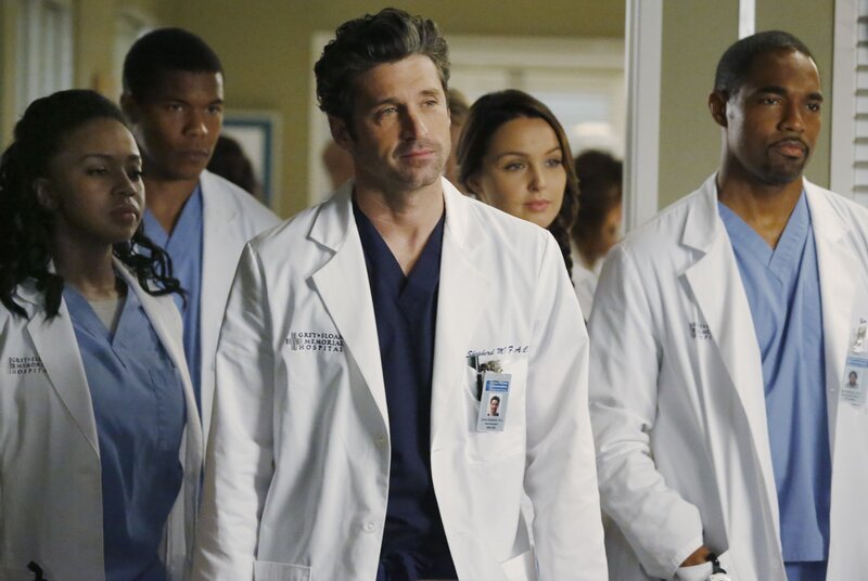 Derek (Patrick Dempsey, M.) hat für Ben (Jason George, r.), Jo (Camilla Luddington, 2.v.r.), Stephanie (Jerrika Hinton, l.) und Shane (Gaius Charles, 2.v.l.) eine OP und ein paar Lektionen auf dem Plan … – Bild: American Broadcasting Companies, Inc.