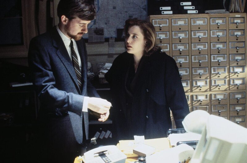 Die FBI-Agenten Scully (Gillian Anderson, r.) muss feststellen, dass sie während ihrer Jagd nach einem außerirdischen Wesen vom CIA überwacht wurde. – Bild: Twentieth Century Fox Film Corporation