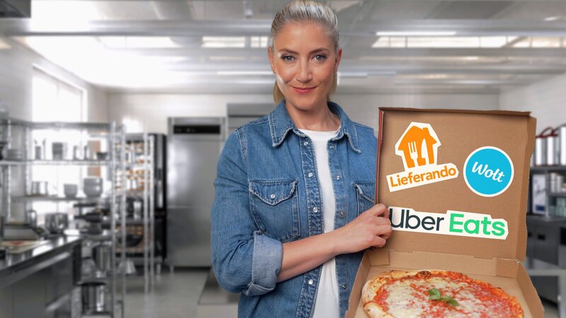 Pia Osterhaus deckt gemeinsam mit Experten, Brancheninsidern und Kunden auf, mit welchen psychologischen und Verkaufsmethoden die Lieferplattformen an unserer Bequemlichkeit verdienen. – Bild: ZDF und Sören Wilke