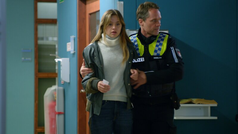 Mattes (Matthias Schloo, r.) kümmert sich um Michelle (Flora Li Thiemann, l.). Die Studentin hat gerade einen schwer verletzten Freund ins Elbkrankenhaus gebracht und macht sich große Sorgen um ihn. – Bild: ZDF und Uwe Neumeister