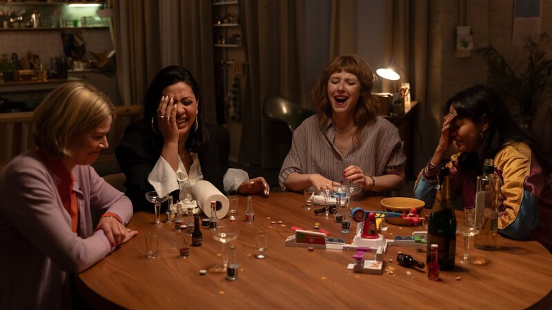 Franzi (Llewellyn Reichman, l.), Elif (Jasmin Shakeri, 2.v.l.), Lena (Sarah Bauerett, 2.v.r.) und Jo (Salka Weber, l.) machen sich über Fiona Bergschulte lustig. Ist sie die Tochter von Herrn Bergschulte vom Jugendamt? – Bild: ZDF und Anne Wilk