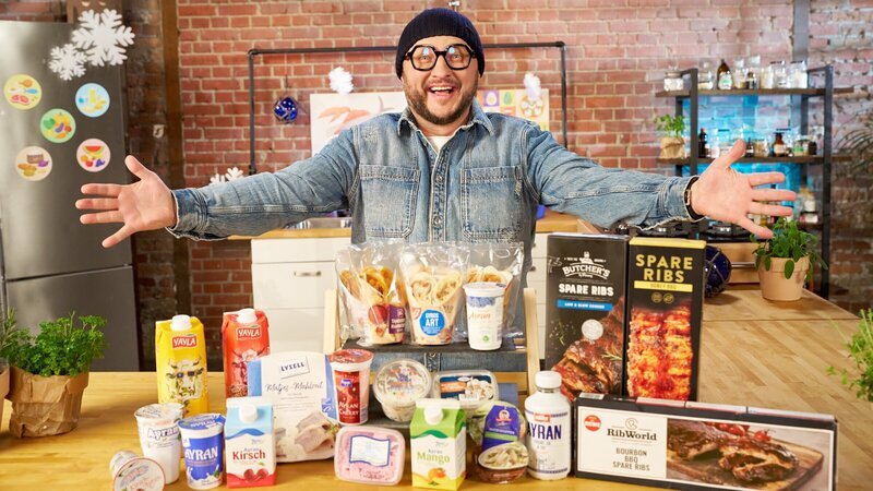 Sebastian Lege nimmt Fertigprodukte aus dem Kühlregal unter die Lupe und zeigt, was sich hinter der vermeintlichen Frische verbirgt. – Bild: ZDF und Guido Engels