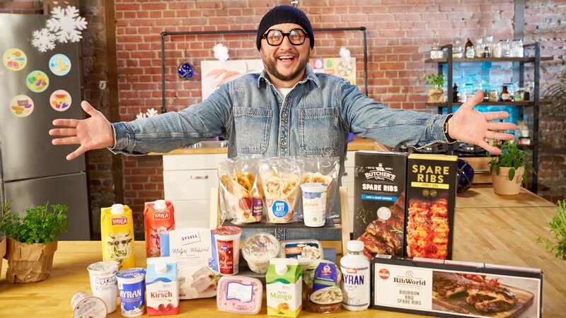 Sebastian Lege nimmt Fertigprodukte aus dem Kühlregal unter die Lupe und zeigt, was sich hinter der vermeintlichen Frische verbirgt. – Bild: ZDF und Guido Engels