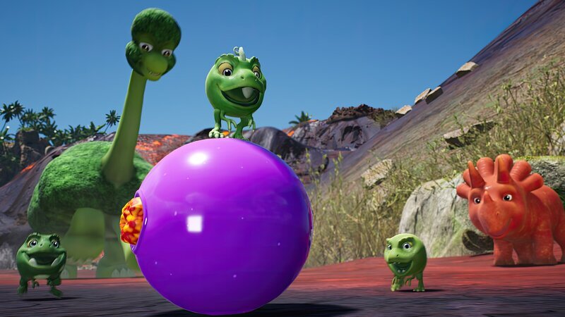 Die Erbs-Rexe, Ginger und ein junger Brokkolisaurier spielen zusammen ein wildes Fußballspiel. – Bild: ZDF und Cheeky Little Media