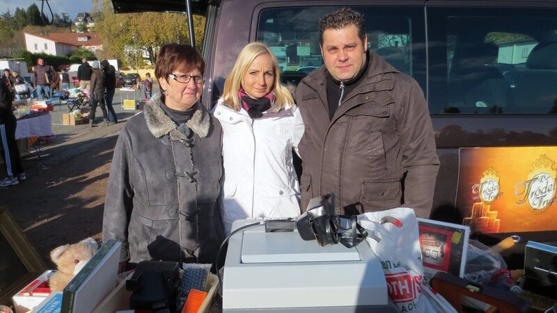 Von links: Elsbeth, Miriam und Hardy auf dem Flohmarkt. – Bild: RTL II