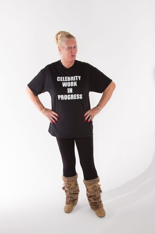 Heute haben es die Styling Experten mit der „Queen of Clean“ Kim Woodburn zu tun, die zwar sehr an ihrem bekannten Look hängt, aber offen für Neues ist. – Bild: Licensed by Fremantle Media Enterprises Ltd.