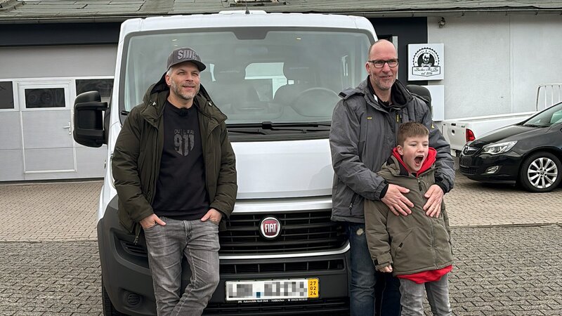 Steffan (49, re.) und sein ADHS-kranker Sohn Noah (10) suchen einen Transporter, den sie zu einem Camper umbauen können. Denn Sohn Noah geht es am besten, wenn er an der frischen Luft ist. Sydney Hoffmann soll bei der Suche helfen. – Bild: RTLZWEI