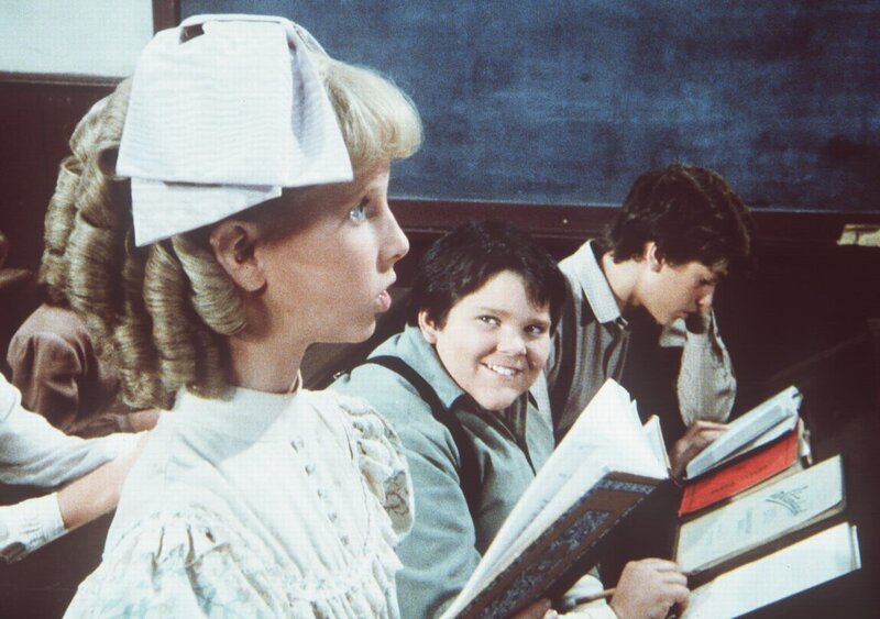 Elmer Miles (J. Brennan Smith, M.) hat sich in Nancy Oleson (Allison Balson, l.) verliebt. – Bild: Sat.1 Gold