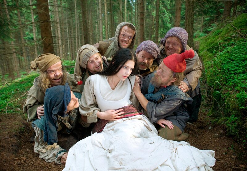 WDR Fernsehen SCHNEEWITTCHEN, Märchenfilm, Deutschland 2009. Von links: Knirps (Volker Zack Michalowski), Niffel (Michael Markfort), Querx (Karsten Kramer), Quarx (Manni Laudenbach), Wichtel (Peter Luppa), Schrat (Erwin Bröderbauer), Gorm (Uwe Meyer) und Schneewittchen (Laura Berlin). – Bild: WDR/​BR/​Saxonia Media/​Andreas Wünschirs