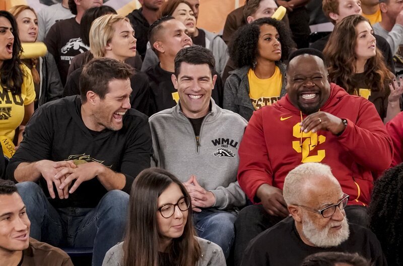 (v.l.n.r.) Logan #2 (Geoff Stults); Dave Johnson (Max Greenfield); Calvin Butler (Cedric the Entertainer) – Bild: CBS Broadcasting, Inc. /​ Monty Brinton