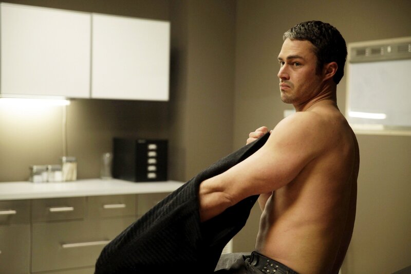 Kelly Severide (Taylor Kinney) hat die Operation gut überstanden und kann ab der nächsten Schicht seinen Dienst wieder aufnehmen. – Bild: RTL /​ NBC Universal /​ Wendungen