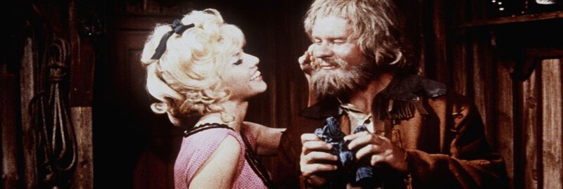 Die kesse Ann (Sophie Hardy, l.) weiß genau, wie sie den alten Sam Hawkens (Ralf Wolter, r.) um den Finger wickeln kann … – Bild: ProSieben Media AG