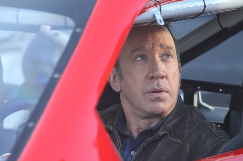 Im Gegenzug dafür, dass Mike (Tim Allen) den Rennwagen von Nascar-legende Tony Stewart fahren kann, lässt er den Rennfahrer hinter dem Steuer seines Pick-Ups Platz nehmen … – Bild: American Broadcasting Companies