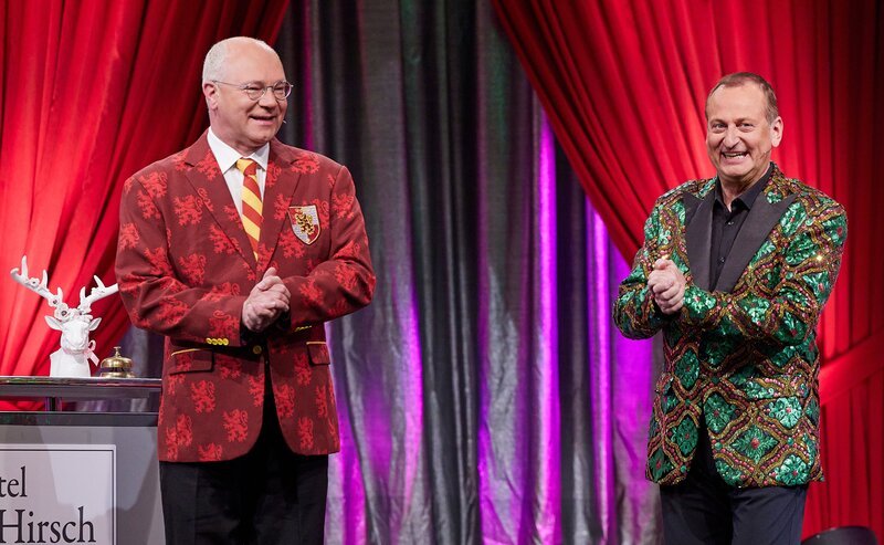 Von links: Martin Rassau und Volker Heißmann spielen lustige Weihnachtssketche.; Von links: Martin Rassau und Volker Heißmann spielen Weihnachtssketche. – Bild: BR/Martina Bogdahn Von links: Martin Rassau und Volker Heißmann spielen lustige Weihnachtssketche.; Von links: Martin Rassau und Volker Heißmann spielen Weihnachtssketche. – Bild: BR/Martina Bogdahn