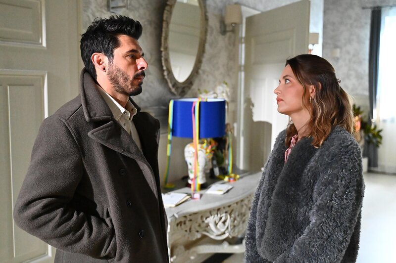 Nathalie (Amrei Haardt) versucht vergeblich, sich dem verletzten Matteo (Riccardo Angelini) zu erklären. – Bild: RTL /​ Julia Feldhagen /​ Rosarote Scheuklappen