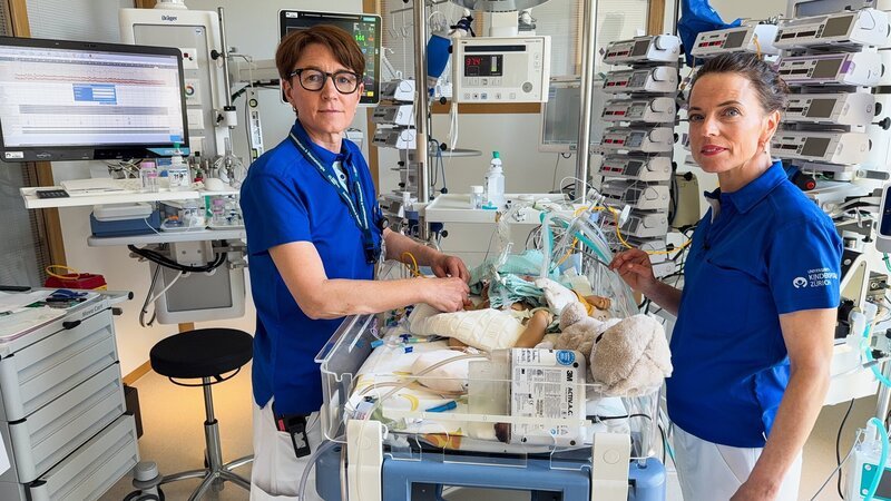Pflegefachexpertin Carmen Danuser und Mona Vetsch auf der Intensivstation (IPS) im Kinderspital Zürich – Bild: SRF