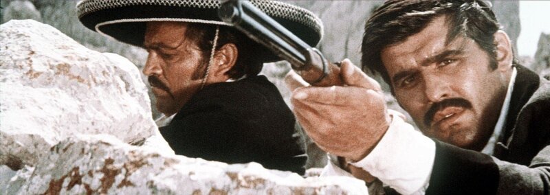 Setzt sich zur Wehr: Der durchtriebene Bandit Santer (Mario Adorf, r.) gibt nicht auf, um seine Pläne zu verwirklichen. Trotz dem Kampf gegen die Apachen&nbsp;… – Bild: ProSieben Media AG