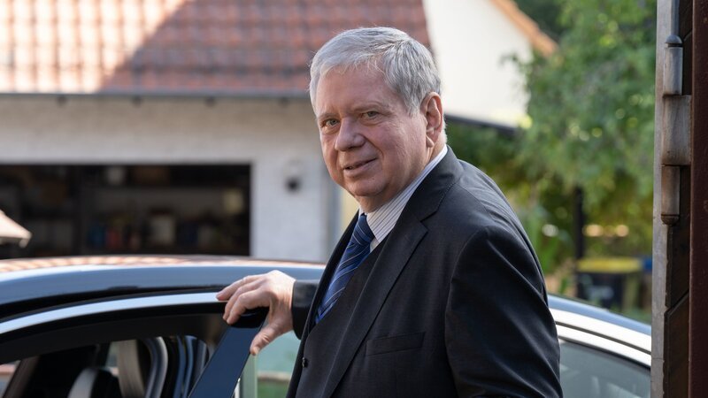 Oberstaatsanwalt Bernd Reuther (Rainer Hunold) bekommt es dieses Mal mit einem Fall zu tun, der weit in die Vergangenheit zurück reicht. – Bild: ZDF und Andrea Enderlein