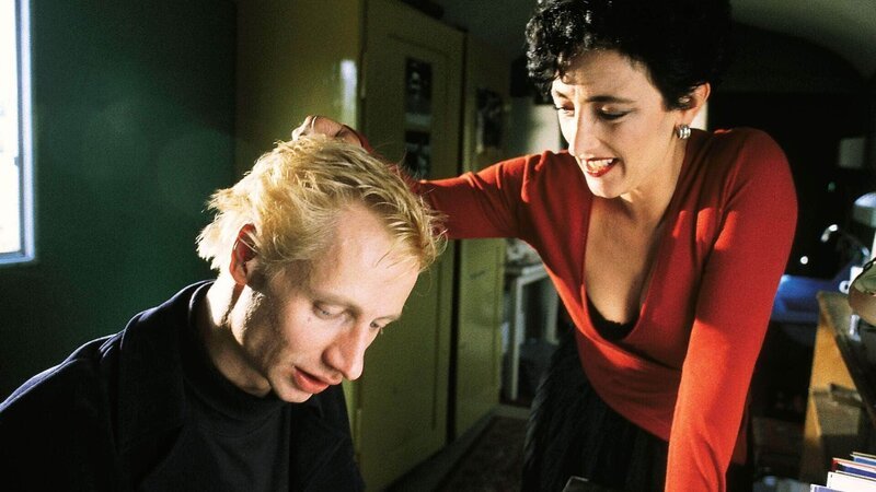 Stella (Andrea Bürgin) versucht Sylvester (Victor Schefe) zu erpressen. – Bild: TVNOW