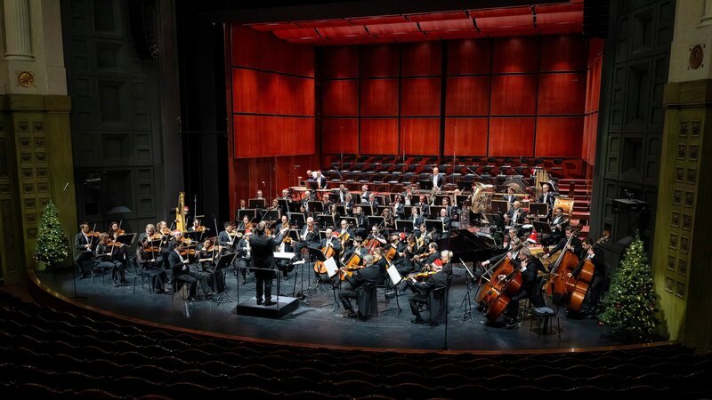 Mit „Christmas Classics at the movies“ setzt das Münchner Rundfunkorchester seine populäre Filmmusikreihe fort. – Bild: ZDF und BR/​Ralf Wilschewski