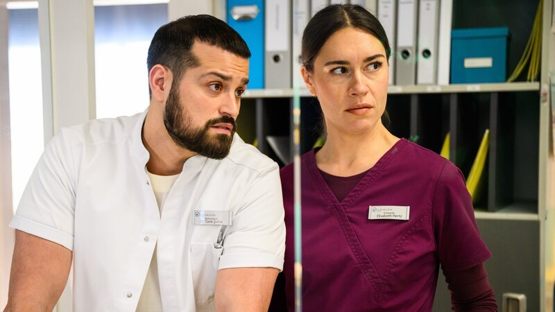 Die Affäre von Betty (Henrike Hahn, r.) und Tarik (Nicolas Fethi Türksever, l.) sorgt für Wirbel auf der Station. – Bild: ZDF and Willi Weber