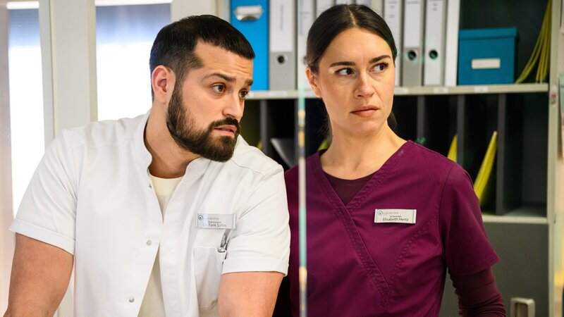 Die Affäre von Betty (Henrike Hahn, r.) und Tarik (Nicolas Fethi Türksever, l.) sorgt für Wirbel auf der Station. – Bild: ZDF and Willi Weber