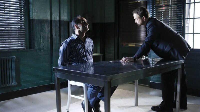 Zane (Navid Negahban, l.) steckt hinter der Entführung von Macs (Gary Sinise) Freundin. Doch während er seine Zeit im Knast absitzt, arbeiten seine Handlanger weiter. Denn nur kurz darauf erreicht ein Paket den Ermittler, in welchem sich eine abgetrennte Zunge befindet … – Bild: TVNOW