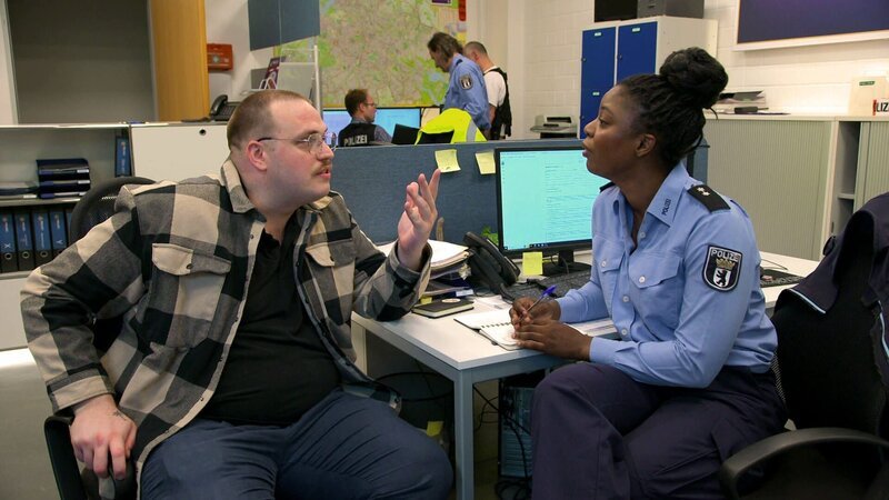 Nach Saras Auszug suchen Karla und Janni neue Mitbewohnerinnen. Karla schlägt Freddy vor, doch Janni möchte lieber eine reine Frauen-WG. Als die Bewerberinnen enttäuschen, zeigt Freddy Ruhe und Charakter – und überzeugt schließlich beide. – Bild: RTLZWEI