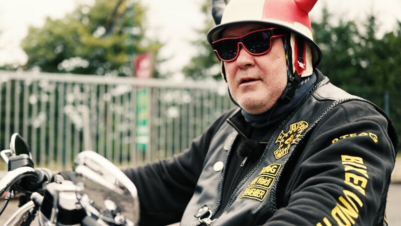 Waldi auf dem Weg zu einem Charity-Event für Kinder mit Behinderung. – Bild: ZDF und Warner Bros. Deutschland