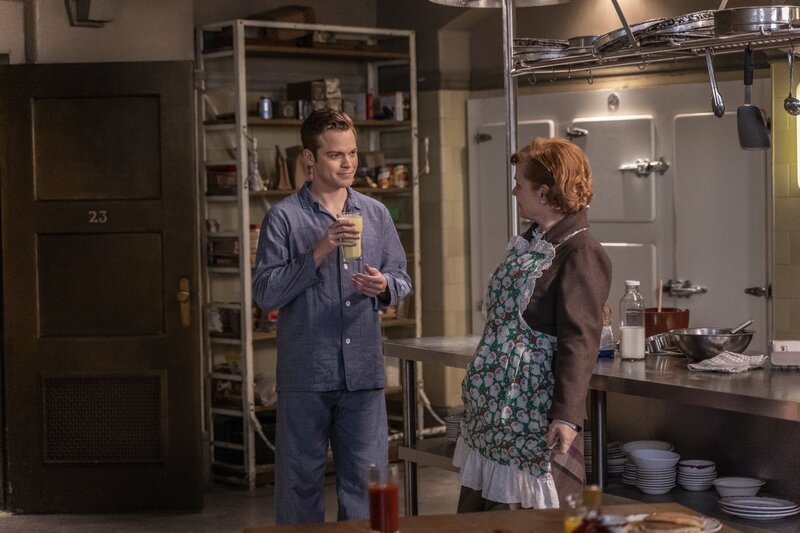 L-R: Alexander Calvert and Mrs. Butters (Meagen Fay) – Bild: The CW Network, LLC.