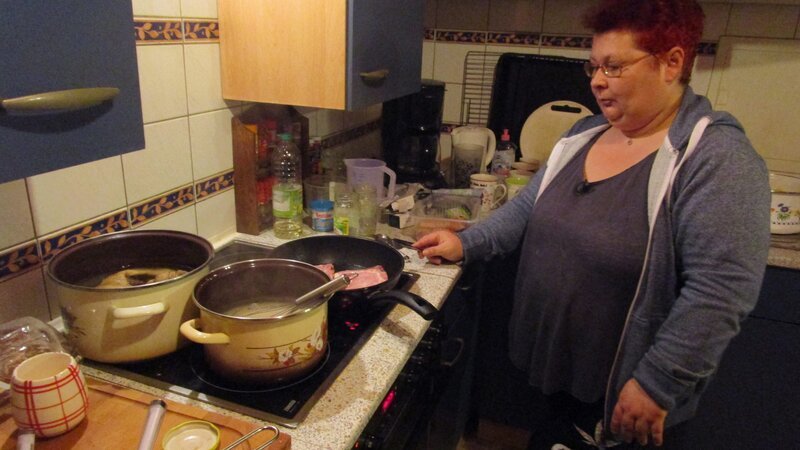 Sylvia in der Küche. – Bild: RTL II