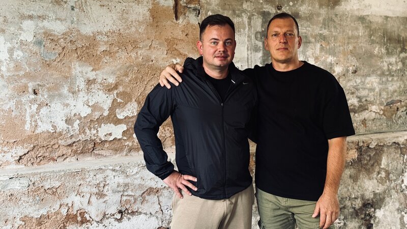 Der russischstämmige Boxer Vitali Litz (l.) und der ukrainische Kriegsflüchtling Sergej Mermis (r.) trainieren gemeinsam junge Boxer aus vielen Ländern. – Bild: ZDF und Jan Tenhaven