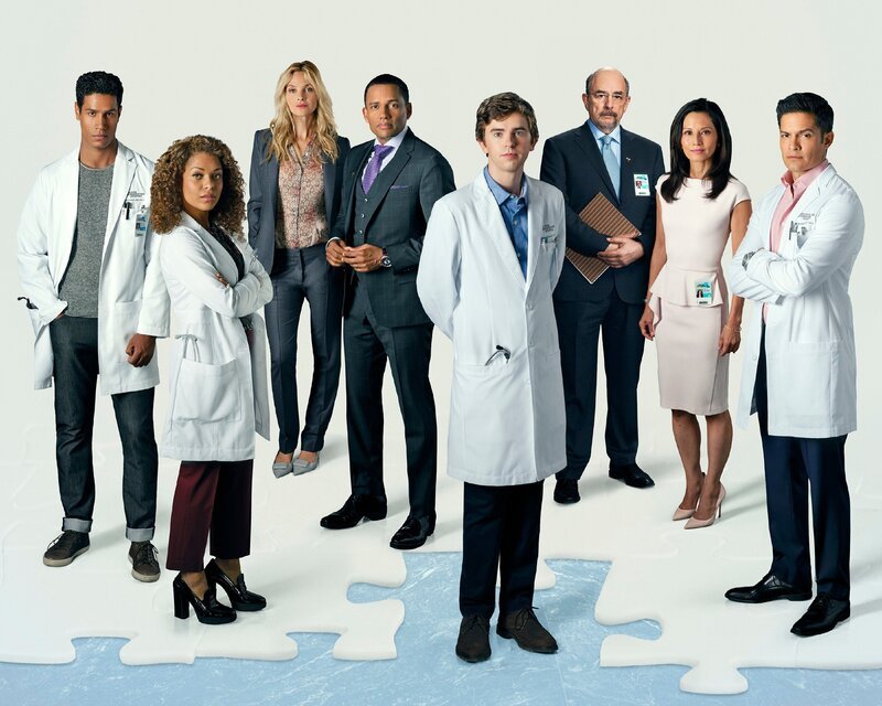 V.l.: Dr. Jared Kalu (Chuku Modu), Dr. Claire Browne (Antonia Thomas), Jessica Preston (Beau Garrett), Dr. Marcus Andrews (Hill Harper), Dr. Shaun Murphy (Freddie Highmore), Dr. Aaron Glassman (Richard Schiff), Allegra Aoki (Tamlyn Tomita), Dr. Neil Melendez (Nicholas Gonzalez) – Bild: MG RTL D /​ Sony Pic
