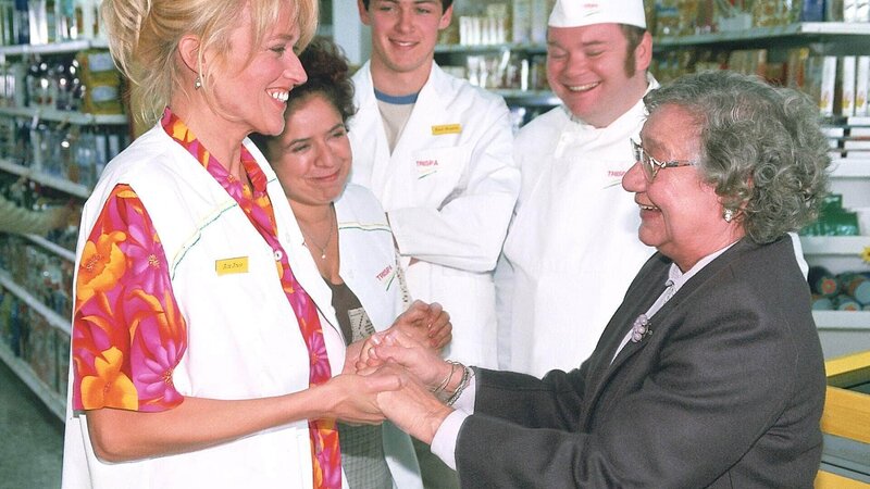 Frau Jansen (Dorothea Walda, r.) ist glücklich! Rita (Gaby Köster, l.) und ihre Crew (v.l.: Franziska Traub, Kevin Lorenz und Georg Alfred Wittner) wollen sich um den kranken Wellensittich Johnny kümmern. – Bild: MG RTL D