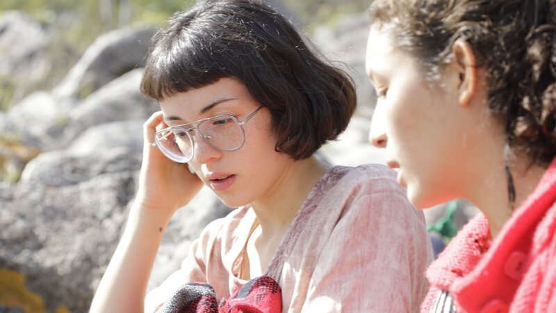 Mit ihrer Freundin Mica erlebt Micaela (l.) erstmals unbeschwerte Tage ganz ohne Leibwächter. – Bild: ZDF und Verena Kuri