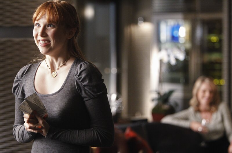 Alexis (Molly C. Quinn, l.) ist völlig aus dem Häuschen als sie von ihrer Mutter ((Monet Mazur, r.) Konzertkarten inklusive Backstagepässen bekommt. – Bild: 2010 American Broadcasting Companies, Inc. All rights reserved. Lizenzbild frei