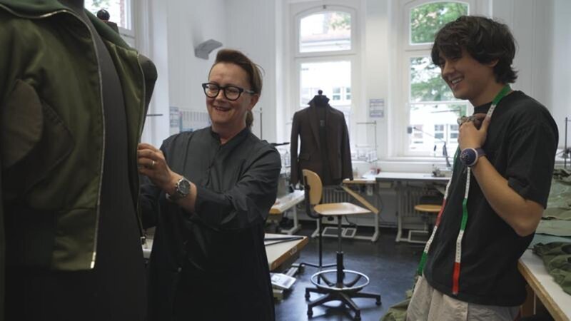 Die Professorin Sabine Resch lehrt an der AMD Akademie Mode & Design, München. – Bild: ZDF und Axel Vexler