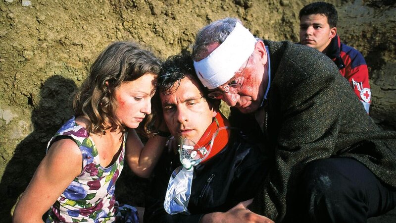 Gerade noch mit dem Leben davongekommen: (v.li.:) Andrea (Carina Wiese), Marcus (Christoph-Maria Herbst) und sein Vater Karl Heinz Krüger (Jürgen Hentsch). – Bild: TVNOW