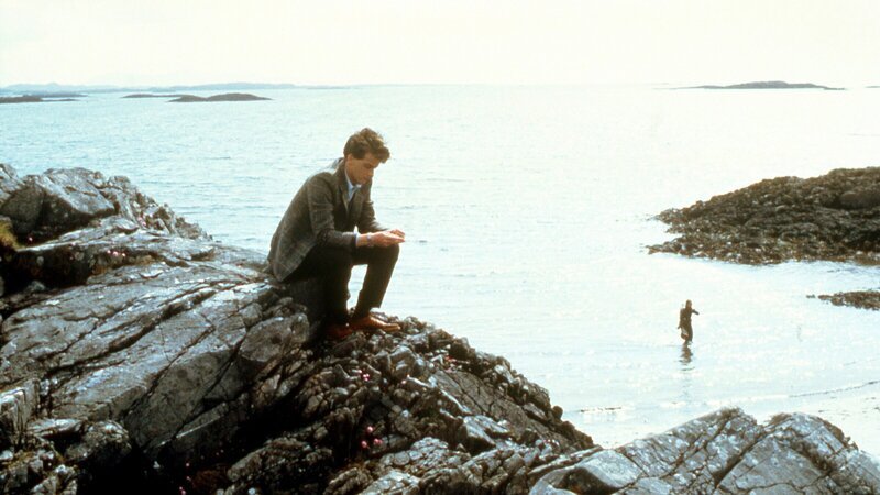 Danny Oldsen (Peter Capaldi, l.) wartet auf die Meeresbiologin Marina (Jenny Seagrove). – Bild: ZDF und rbb/Enigma Productions Ltd. Danny Oldsen (Peter Capaldi, l.) wartet auf die Meeresbiologin Marina (Jenny Seagrove). – Bild: ZDF und rbb/Enigma Productions Ltd.