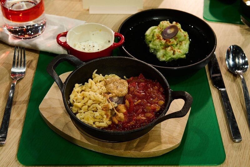 Tagesmotto „Leibgericht“: Nokedli Pörkölt: Hähnchen in Paprikasauce mit Knöpfle, saurer Sahne und Gurkensalat von Christine Lisku – Bild: ZDF und Gunnar Nicolaus