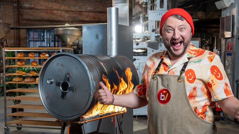 Sebastian Lege deckt die Tricks der Lebensmittelindustrie auf. Er zeigt, wie Leberkäse, Multivitamingetränke oder Senf günstig hergestellt werden. – Bild: ZDF und Konstantin Kieselbach