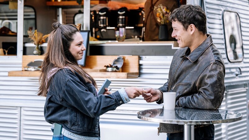 Kommissarin Amira Mahdi (Aylin Ravanyar, l.) lernt beim Kaffee Max Röder (Malik Blumenthal, r.) kennen und gibt ihm spontan ihre Handynummer. – Bild: ZDF und Martin Rottenkolber