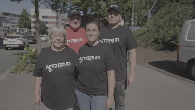 Von links: Helga Reitmayer, Armin Kraus, Sandy Kraus, Armin Kraus jr.: Sie betreiben die „Betzebudd“ in Kaiserslautern – Bild: ZDF und Egon Braun /​ i&u TV