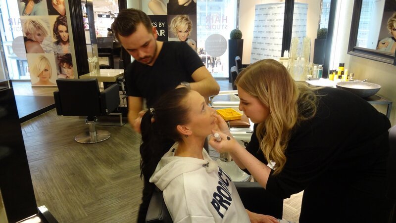 V.l.: Stylist, Kandidatin Fea und Visagistin. – Bild: TVNOW /​ Constantin Ent.