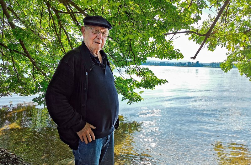 Heute ist Armin Maiwald einer der bekanntesten Kinderfernseh-Autoren und hat gerade erst seinen 80. Geburtstag gefeiert. Seine Sachgeschichten sind aus der „Sendung mit der Maus“ nicht wegzudenken. Aber wie wuchs er selbst auf, wie war seine eigene Kindheit?  Armin am Staffelsee, hier hat er schwimmen gelernt. – Bild: WDR/​FLASH Filmproduktion