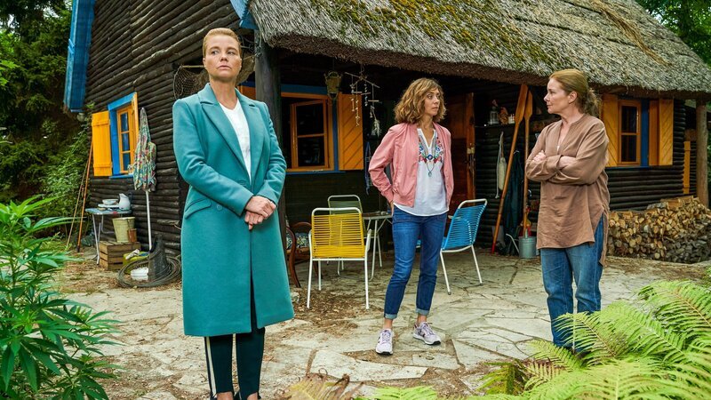 Die Fronten zwischen Ella (Annette Frier, l.), Christina (Julia Richter, m.) und Katrin (Lina Wendel, r.) verhärten sich. – Bild: ZDF und Marc Vorwerk